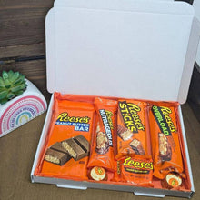 Cargar imagen en el visor de la galería, A Reese&#39;s Chocolate Letterbox Gift with various Reese&#39;s chocolate bars, beautifully packaged in a tissue-lined box.
