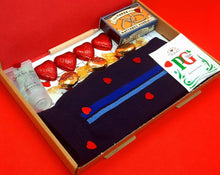 Cargar imagen en el visor de la galería, Men&#39;s Letterbox Gift Hearts from The Happiness Box - chocolates, puzzles, and socks in a beautifully presented gift box
