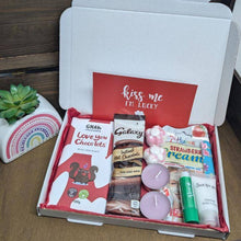 Cargar imagen en el visor de la galería, Love Pamper Letterbox Gift featuring luxurious self-care products.
